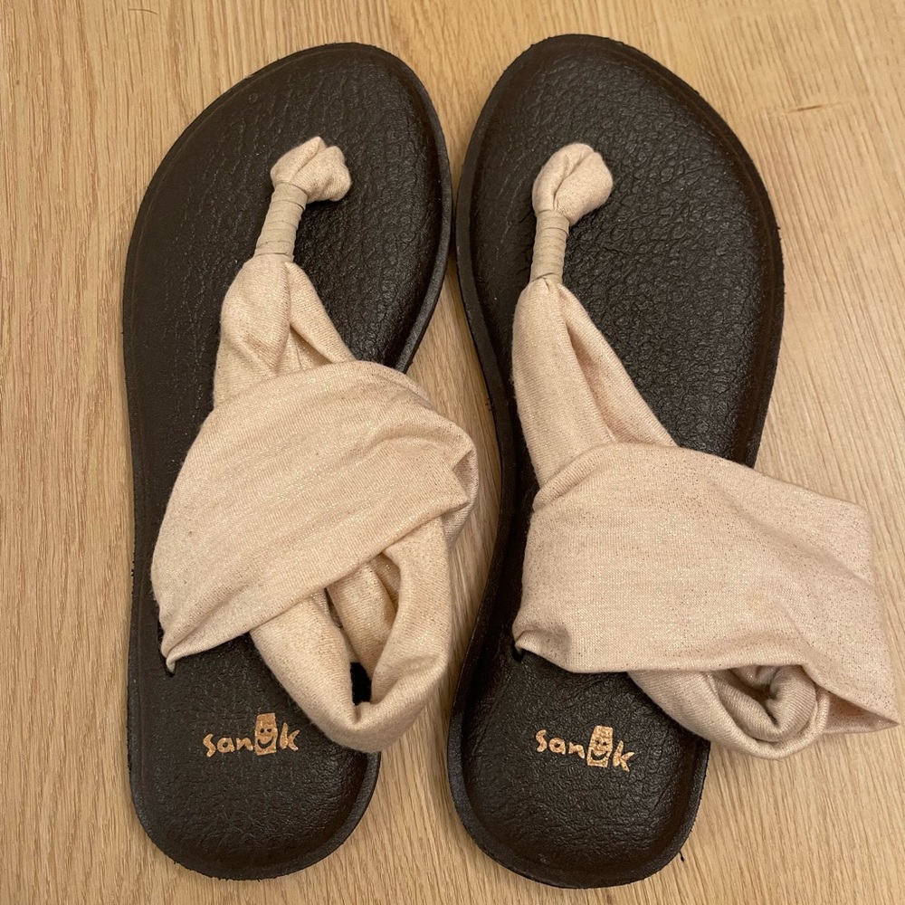 Sanuk yoga sandals size 6